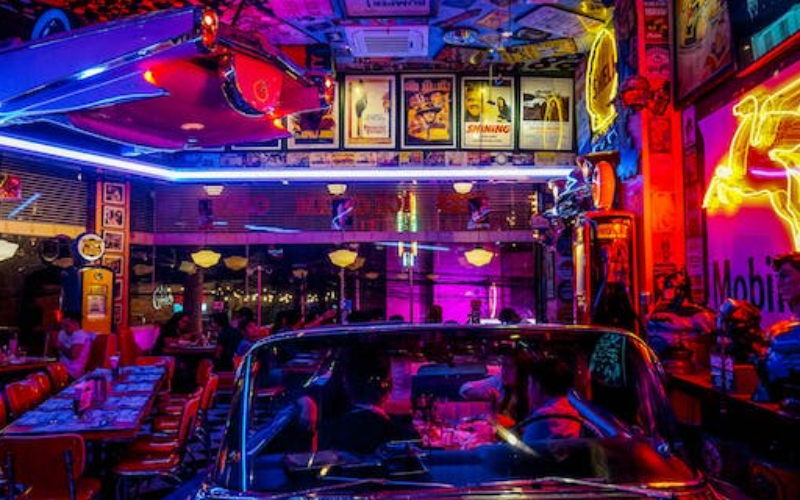 embrace-the-nightlife-in-vancouver-a-tour-of-music-bars-clubs-casinos-800x500-1699423945.jpg