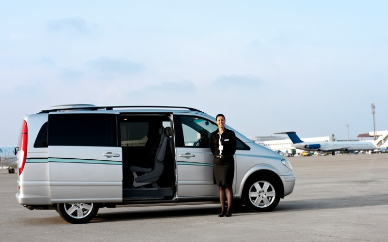 experience-vip-treatment-luxury-toronto-pearson-airport-transfers-made-easy-800x500-1697465252.jpg