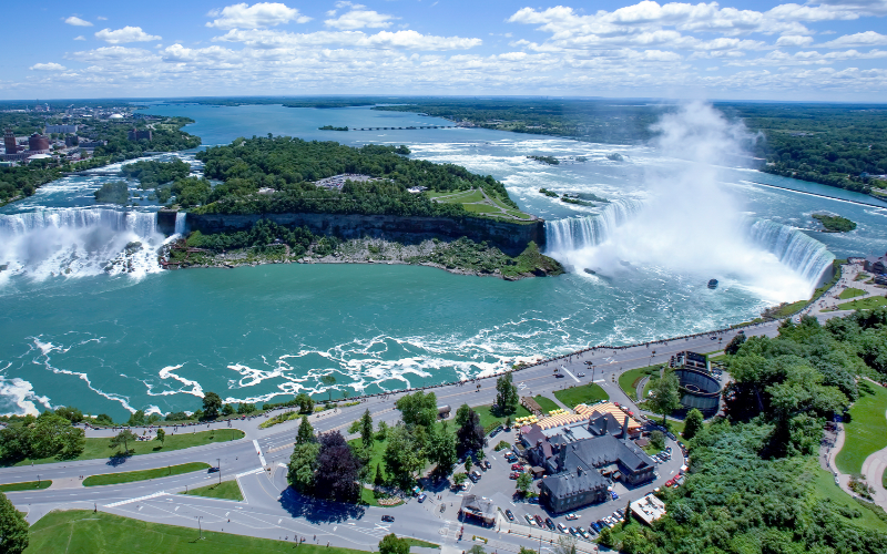 explore-niagara-falls-above-and-behind-small-group-tour-800x500-1749845458.jpg
