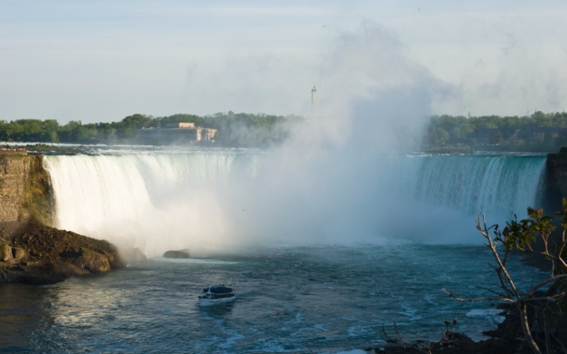 get-up-close-to-the-falls-on-the-maid-of-the-mist-thrill-of-niagara-walking-tour-800x500-1697552074.jpg