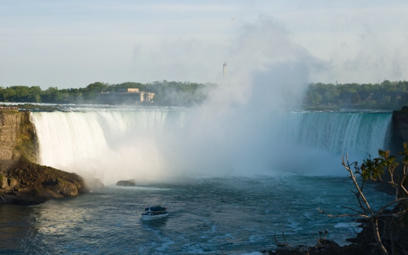 immerse-in-the-beauty-of-maid-of-the-mist-and-cave-of-the-winds-with-a-guided-walking-tour-800x500-1697465428.jpg